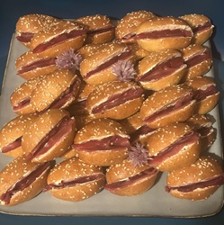 Navettes au Magret de canard fumé sur assiette