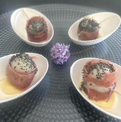 Oeufs de caille au jambon sur assiette