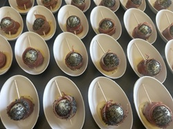 Oeufs de caille au jambon sur plateau